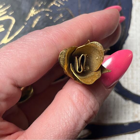 SOLD Vintage Large Delicate Gold Rose Flower Brooch - Picture 6 of 8